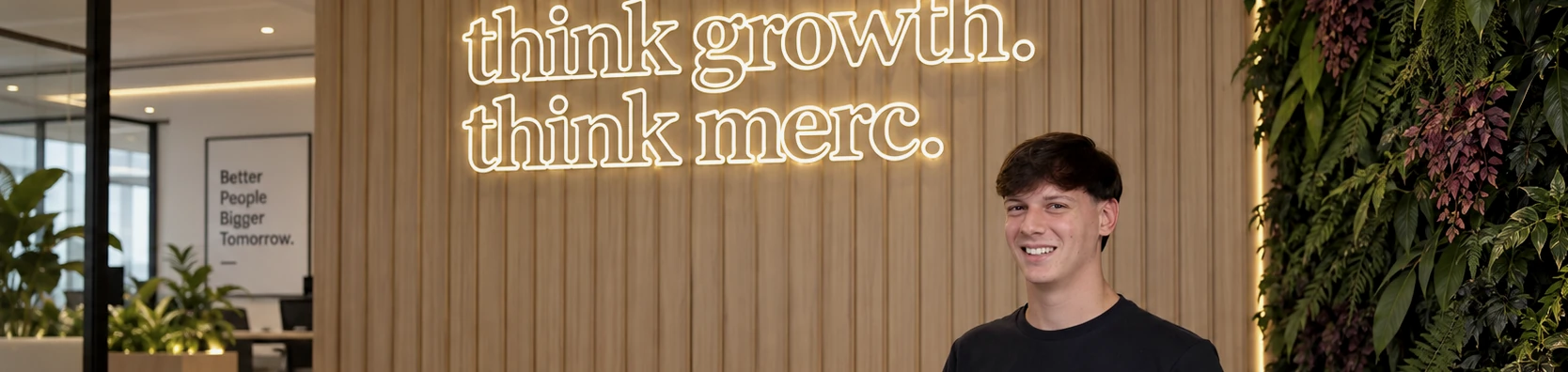 Recepção da MERC com o letreiro think growth. think merc.